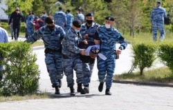 Полиция задерживает людей на площади Независимости в Нур-Султане. Свыше ста человек были задержаны в тот день во время протестов за демократические реформы в стране. Казахстан, 6 июня (Петр Троценко)