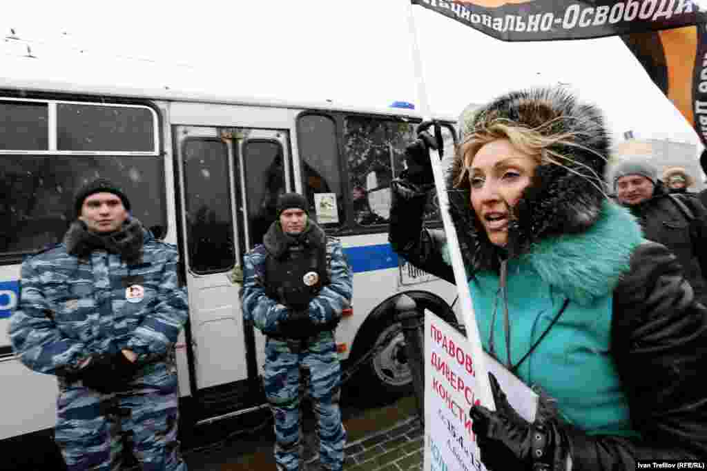 На акцию оппозиционных активистов пришли и сторонники Путина, члены так называемого &quot;Народно-освободительного движения&quot;