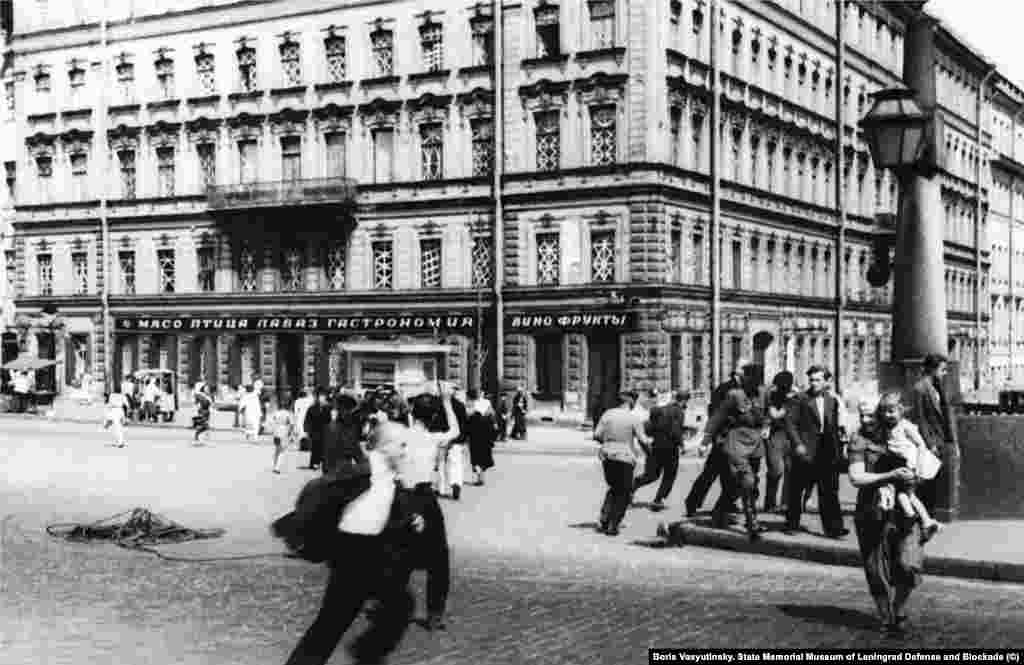 Борис Васютинский. На Чернышевой площади (сейчас &ndash; площадь Ломоносова) во время воздушной тревоги 11 июля 1941 года. Военный корреспондент Васютинский снимал блокаду, действующую армию, партизанские отряды. В семье фотографа хранится конверт, который он носил с собой: &quot;Всем, кто найдет этот конверт, просьба переправить его в ТАСС&quot;.