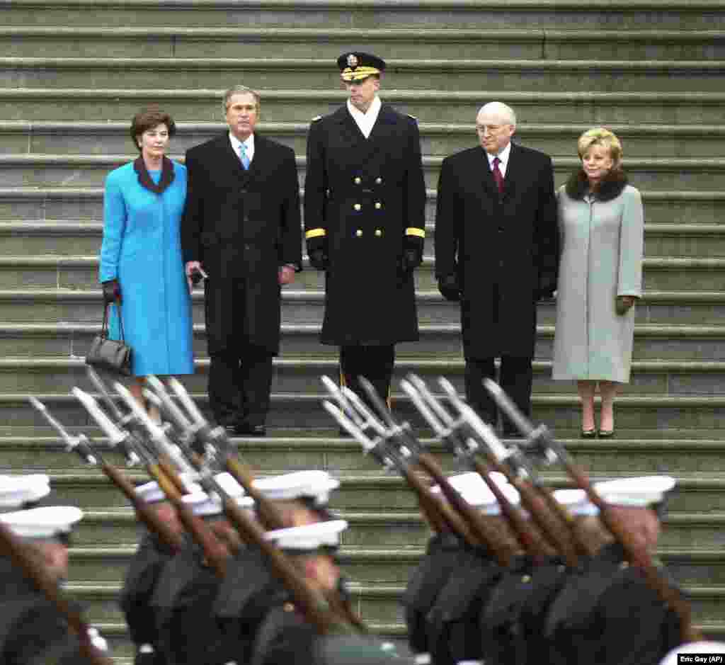 Президент Джордж Буш и жена Лора (слева) на ступенях Капитолия с вице-президентом Диком Чейни и его женой Линн (справа) после инаугурации 20 января 2001 года. Буш был президентом два срока