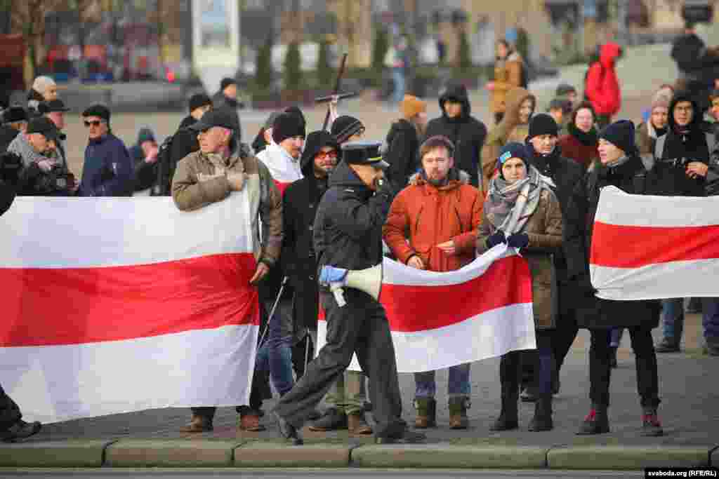 Протесты вызвали планы по &quot;углублению интеграции&quot;, обсуждение единого налогового кодекса двух стран, а также закрытый характер переговоров.&nbsp;Фото: svaboda.org (RFE/RL)