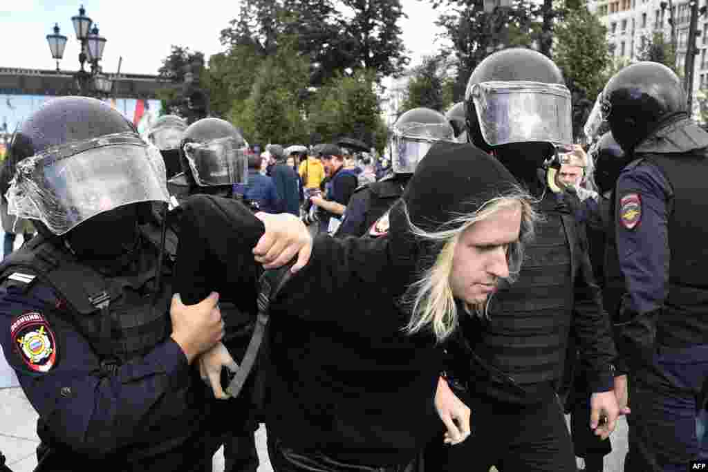 И еще одна фотография с Пушкинской. Фото: Александр Неменов, AFP