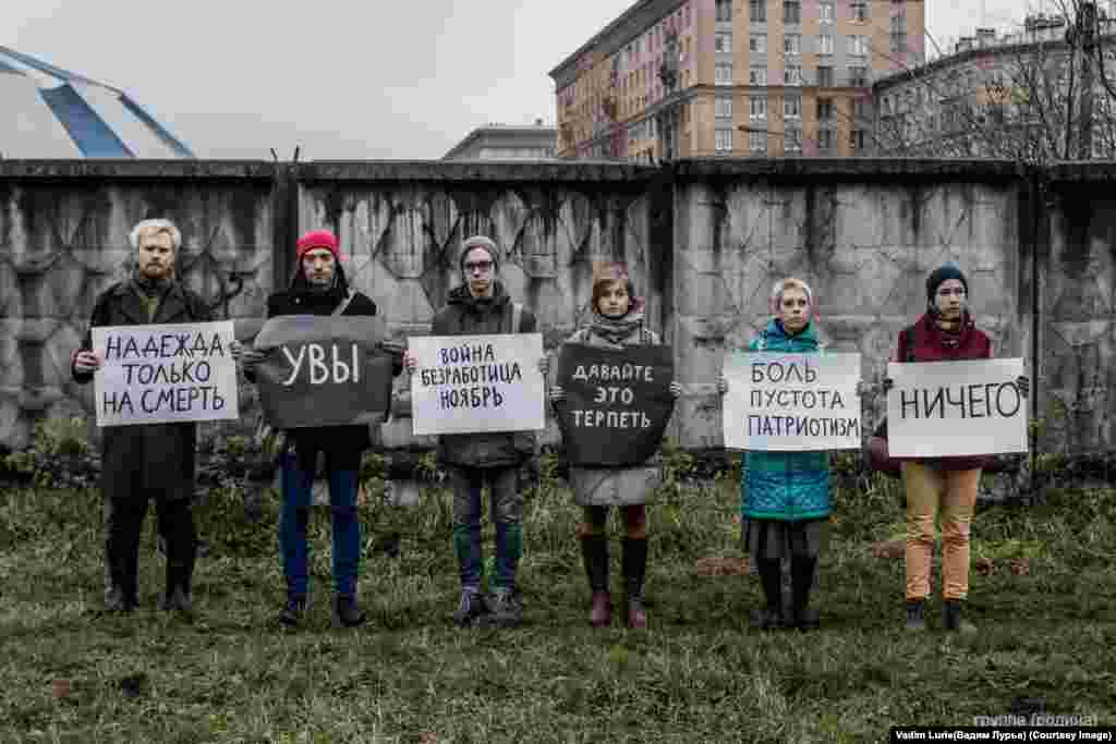 Для группы перфоманс - способ вынести язык власти и официальных лозунгов &nbsp;в неформальные места, за пределы общественных институтов