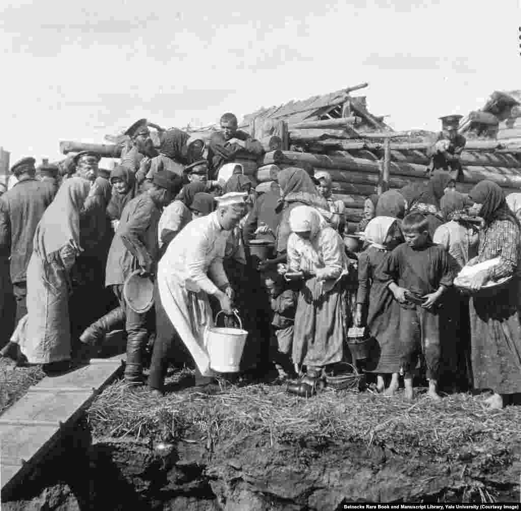 Крестьяне, случайно попавшие в объектив фотографа во время поездки царской семьи. Это фото в альбоме царской семьи &ndash; одно из немногих, запечатлевших обычных людей