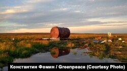 Свалка в трех километрах от Байкаловска. В "Гринписе" уверены, что мусор бросили нефтяники