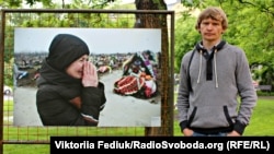 Макс Левин со своим снимком на выставке "Donbas: war and peace" в Праге, май 2015 года