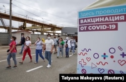 Трудовые мигранты идут в центр вакцинации от COVID-19 на городском рынке в Москве. 30 июня 2021 года. Фото: Reuters