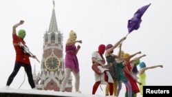 Pussy Riot выступают на Красной площади в Москве, 20 января 2012